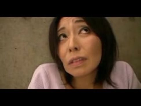 六十路熟女が野外で黒ずんだおめこを弄りオナニーしてる個人撮影の塾女性誌60歳 体型 画像無料写真